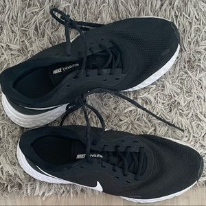 Men’s Nike Revolutions SZ 11
